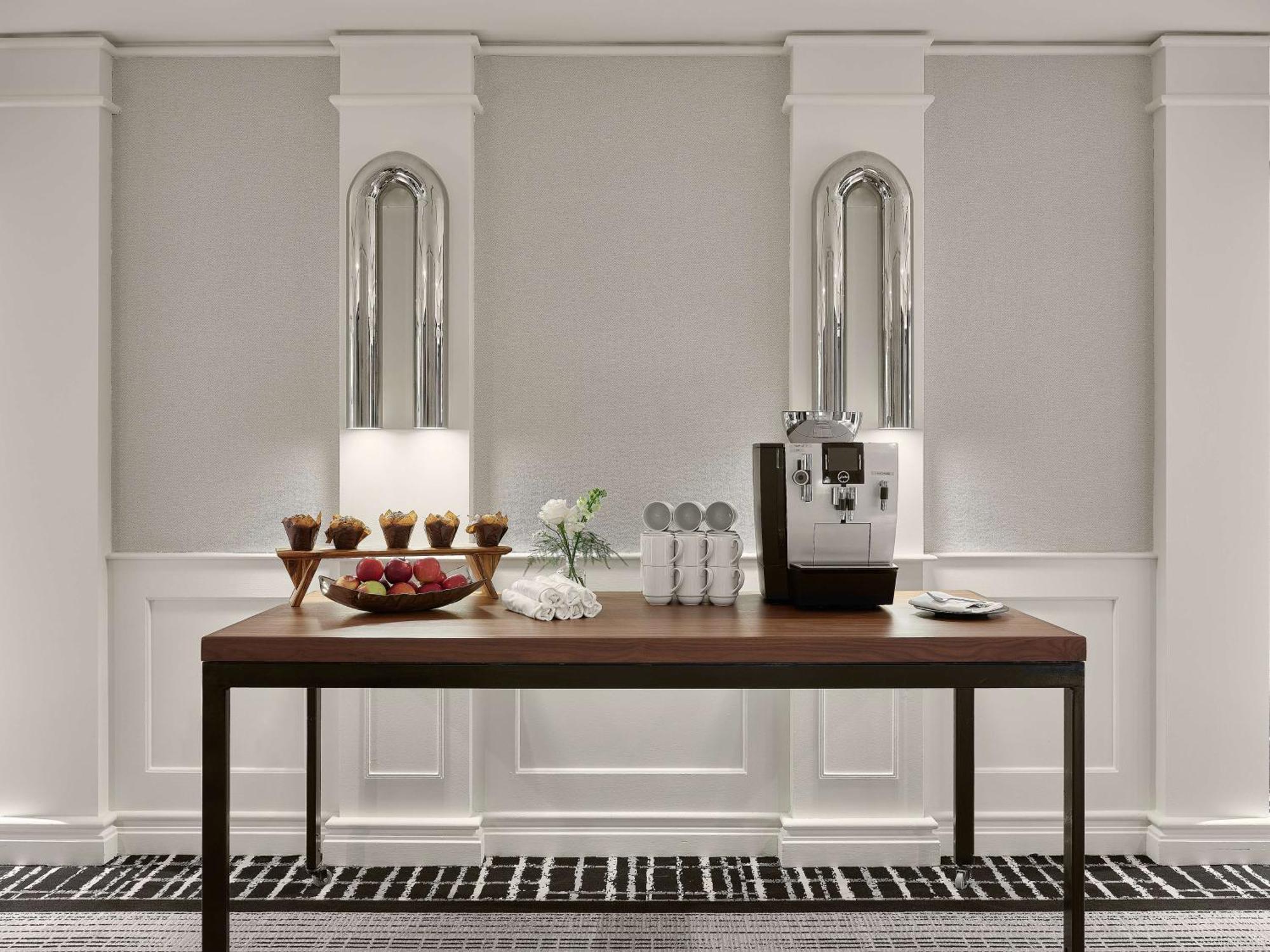 Vogue Hotel Montreal Downtown, Curio Collection By Hilton المظهر الخارجي الصورة