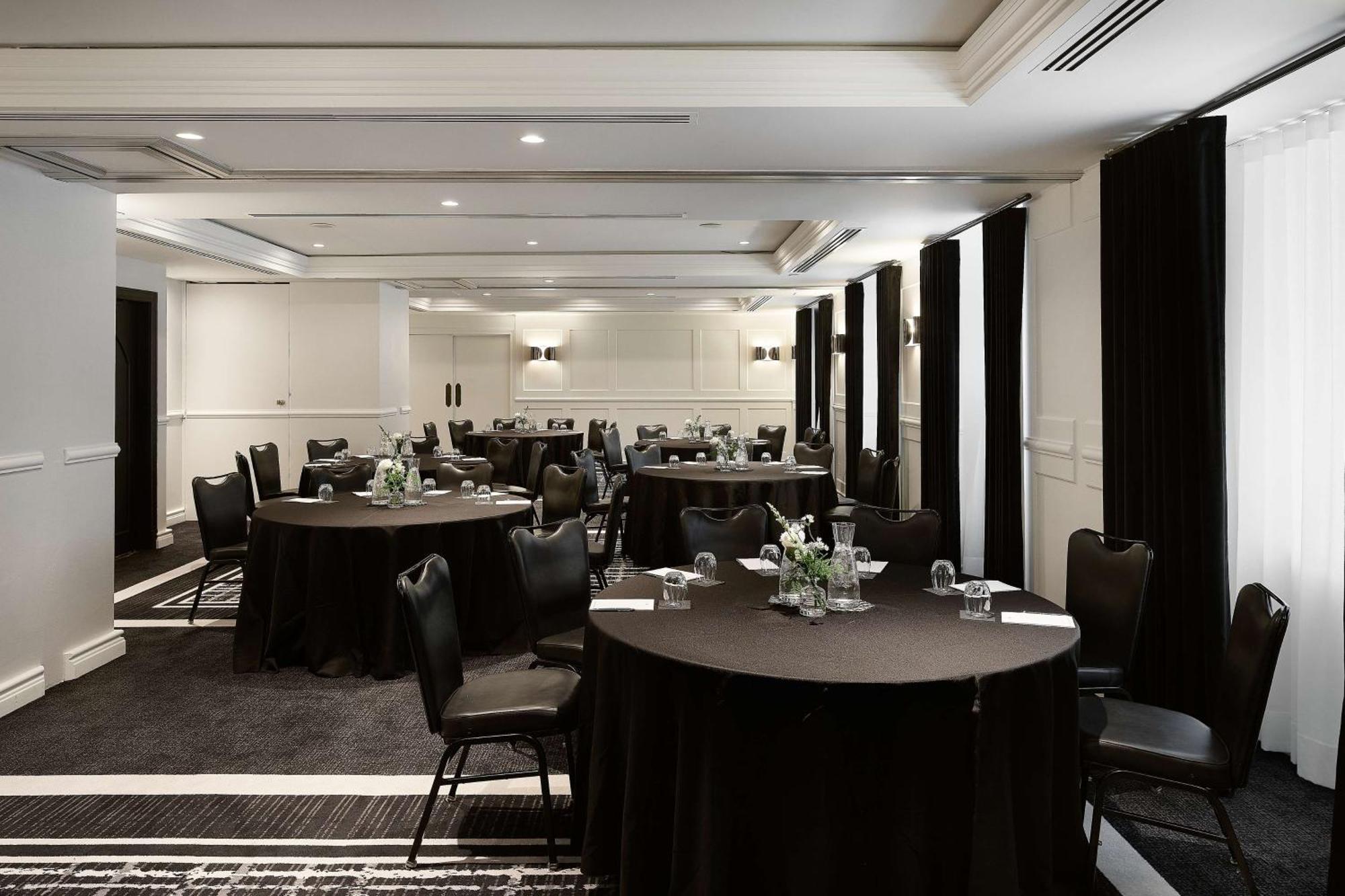 Vogue Hotel Montreal Downtown, Curio Collection By Hilton المظهر الخارجي الصورة