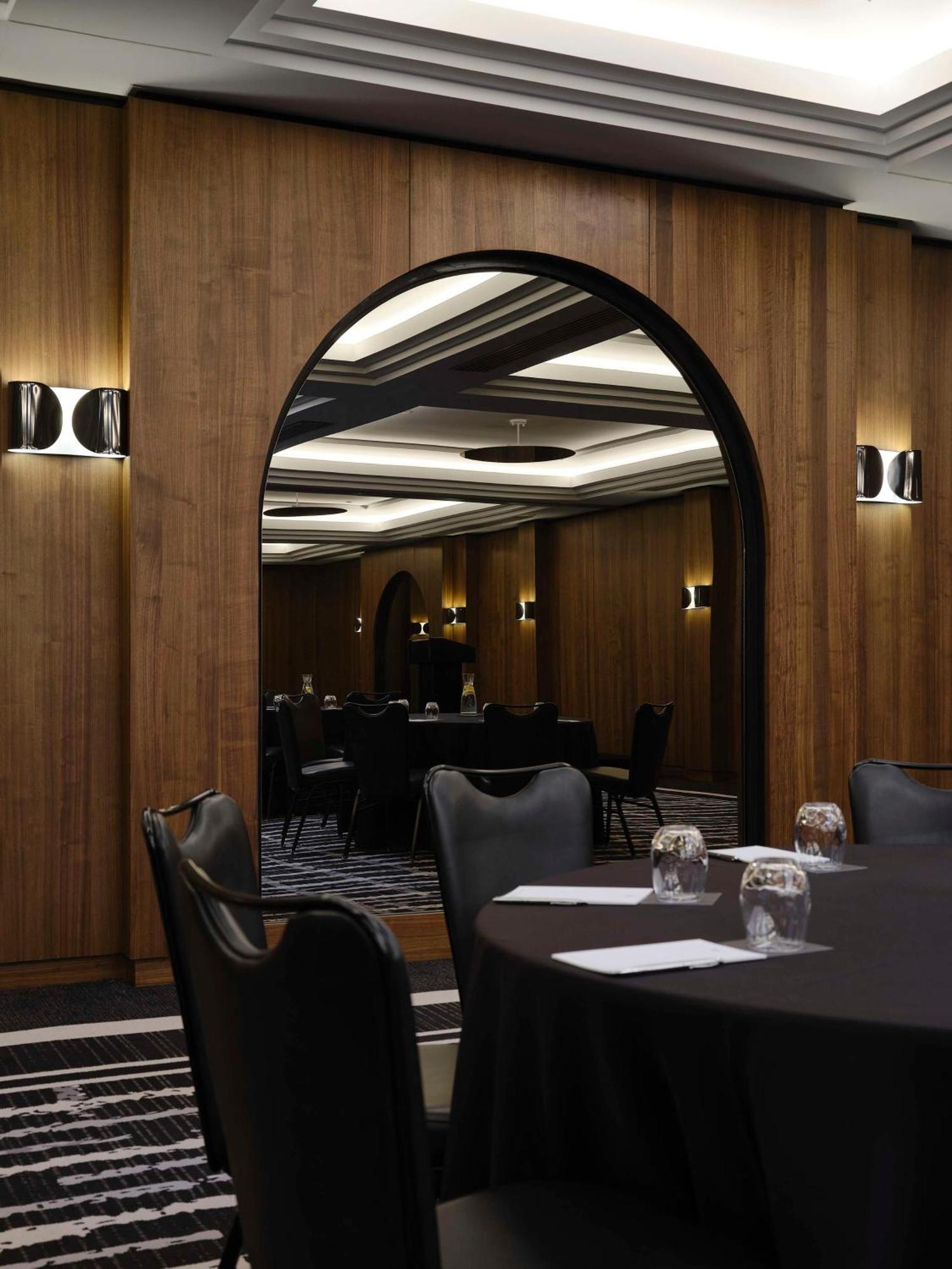 Vogue Hotel Montreal Downtown, Curio Collection By Hilton المظهر الخارجي الصورة