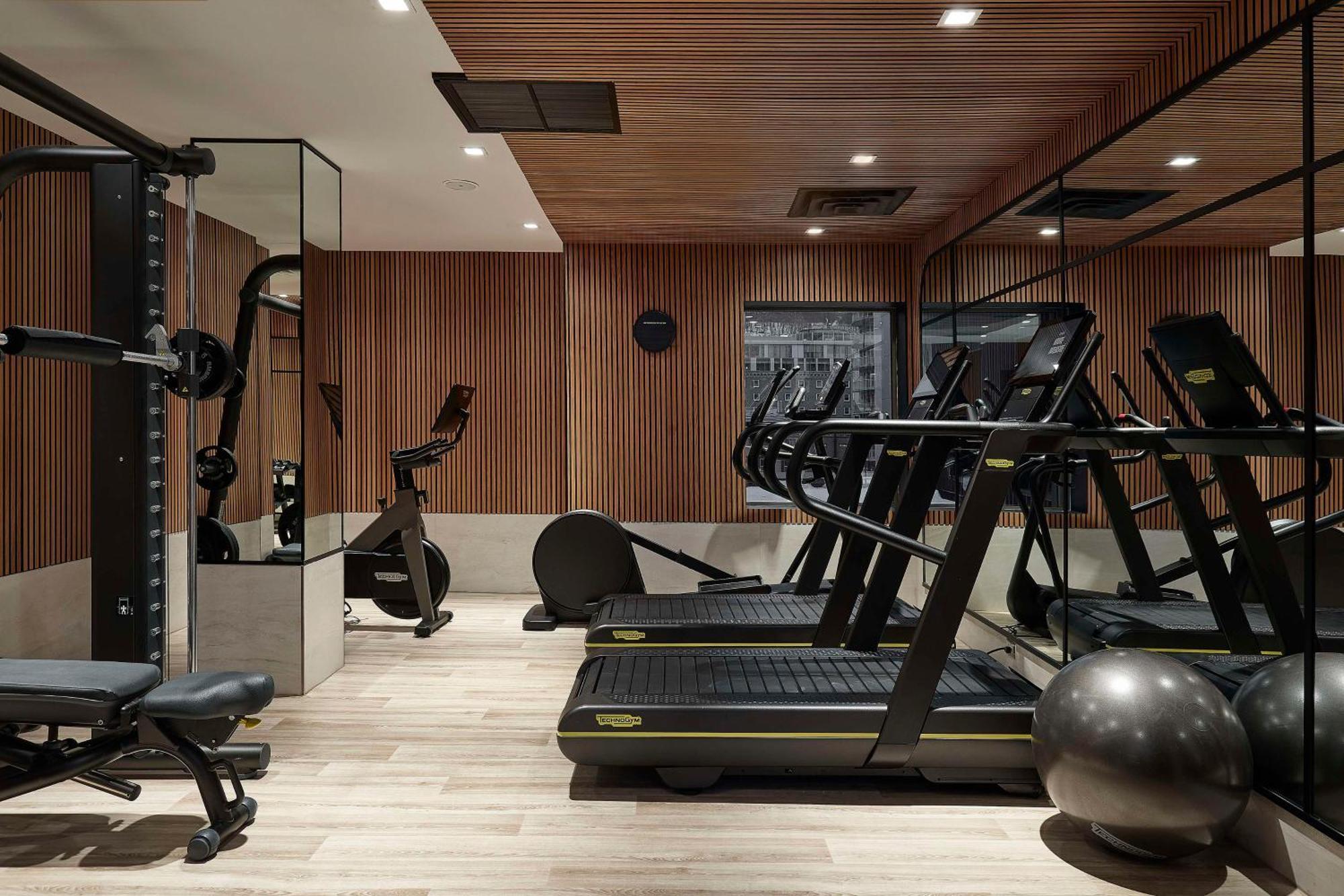 Vogue Hotel Montreal Downtown, Curio Collection By Hilton المظهر الخارجي الصورة